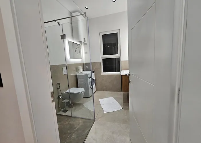 Eni's * Τίρανα